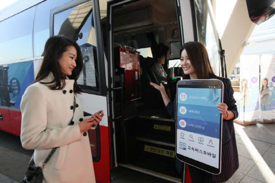 고속버스모바일 홍보모델이 승객에게 버스탑승을 안내하는 모습.  사진= 한국스마트카드 제공